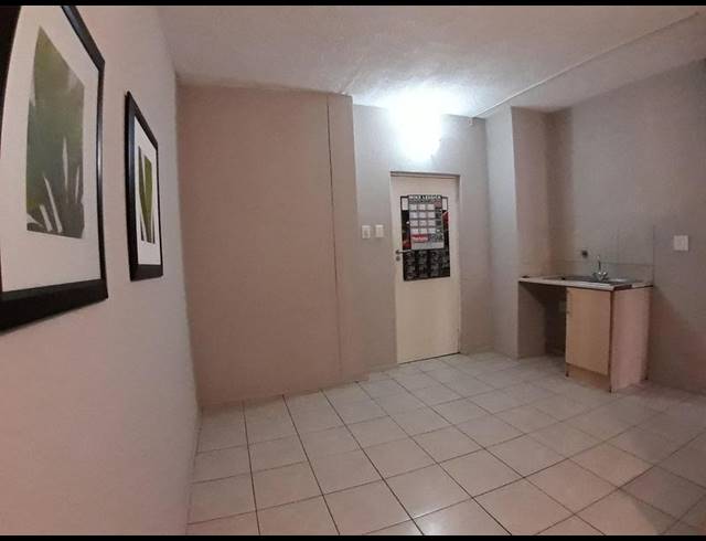 2 BEDROOM PROPERTY TO RENT IN KEMPTON PARK CENTRAL